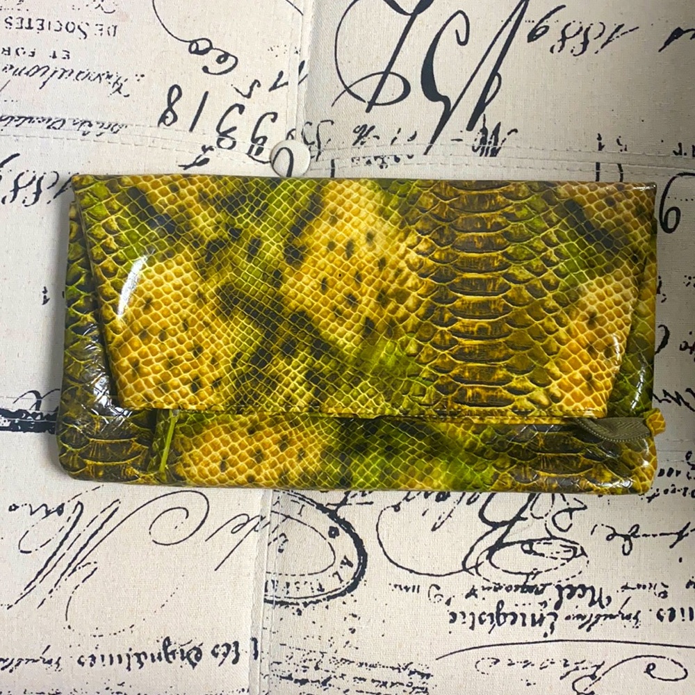 Beautiful Extendable Clutch